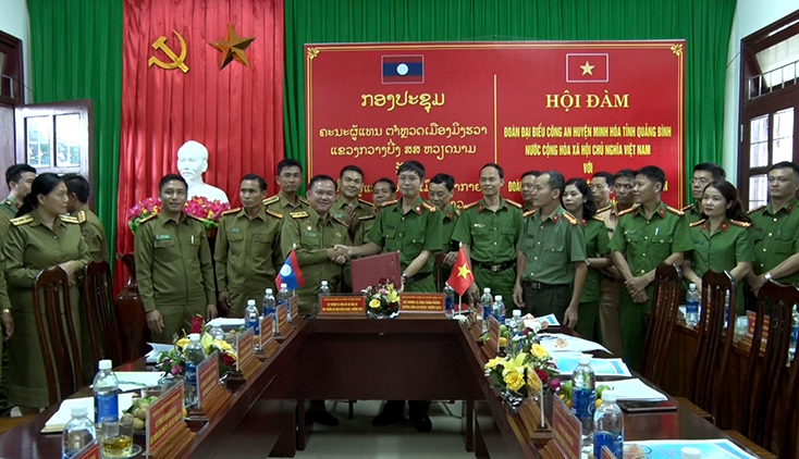 Ký kết biên bản hợp tác giữa Công an huyện Minh Hóa và An ninh huyện Na Kai (Lào)
