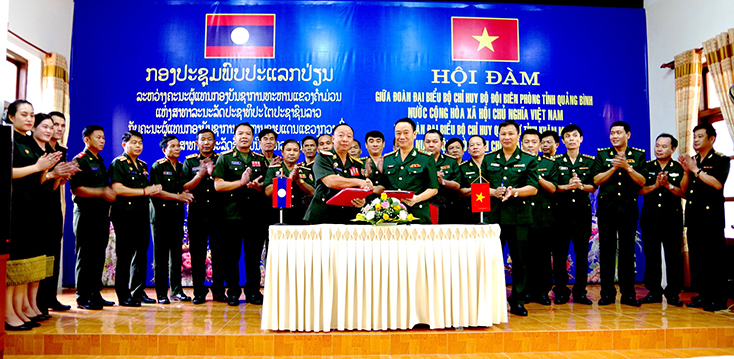 Bộ chỉ huy BĐBP tỉnh Quảng Bình và Bộ CHQS tỉnh Khăm Muộn (Lào):  Hội đàm và ký kết biên bản phối hợp