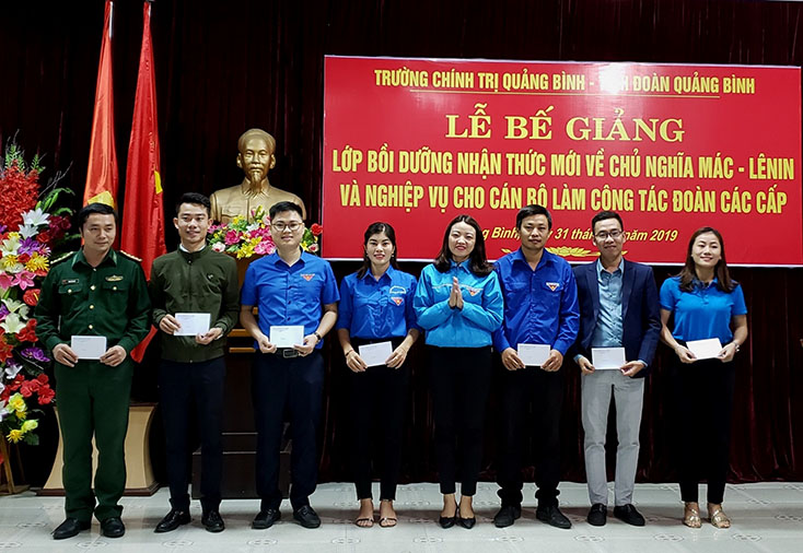Bồi dưỡng nhận thức mới về chủ nghĩa Mác-Lênin và nghiệp vụ cho cán bộ Đoàn