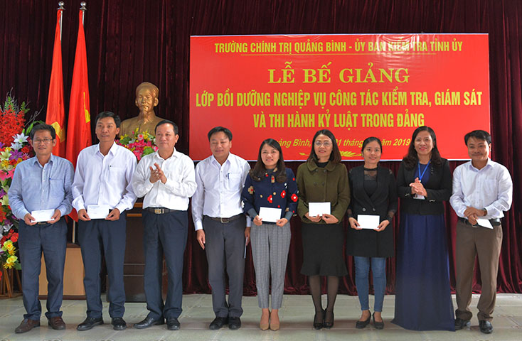 Bế giảng lớp bồi dưỡng nghiệp vụ công tác kiểm tra, giám sát và thi hành kỷ luật trong Đảng