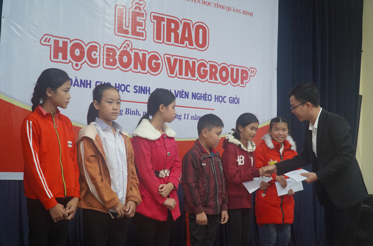 Trao "Học bổng Vingroup" cho học sinh, sinh viên nghèo Quảng Bình