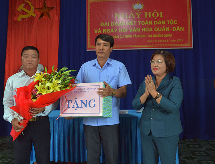 Các đồng chí lãnh đạo tỉnh dự "Ngày hội Đại đoàn kết toàn dân tộc" gắn với "Ngày hội văn hóa quân-dân"