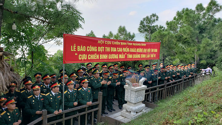 Dâng hương và báo công đợt thi đua cao điểm chào mừng Đại hội thi đua "Cựu chiến binh gương mẫu" tỉnh Quảng Bình lần thứ VI