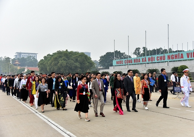 120 thanh niên dân tộc thiểu số xuất sắc làm lễ báo công dâng Bác