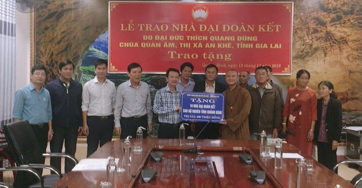 Chùa Quan Âm tặng 10 nhà Đại đoàn kết cho hộ nghèo Quảng Bình