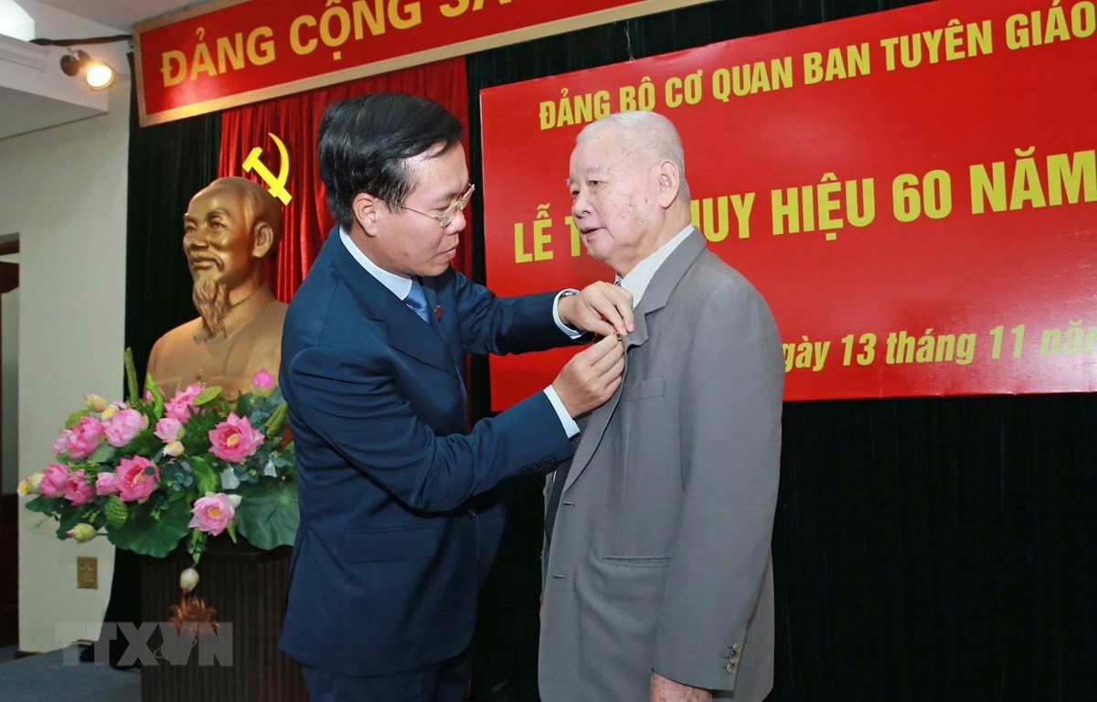 Trao tặng Huy hiệu 60 năm tuổi Đảng cho ông Lê Xuân Tùng