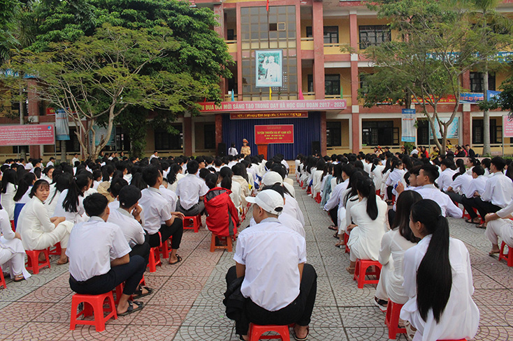 Tổ chức tuyên truyền, ký cam kết chấp hành pháp luật về ATGT trong trường học