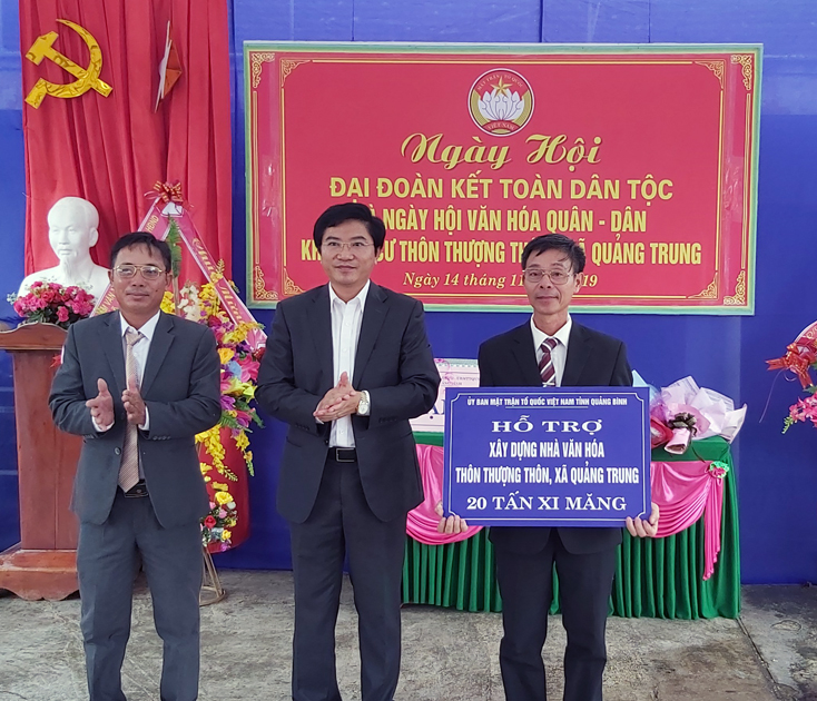 Đồng chí Bí thư Thị uỷ Ba Đồn dự ngày hội đại đoàn kết tại khu dân cư
