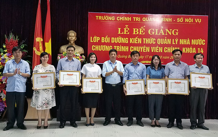 Đẩy mạnh tinh giản biên chế, nâng cao chất lượng đội ngũ cán bộ
