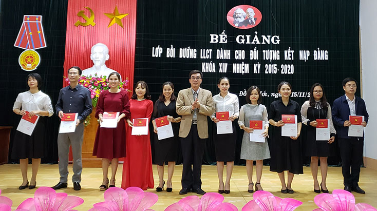 Bế giảng lớp bồi dưỡng lý luận chính trị dành cho đối tượng kết nạp đảng khóa XI