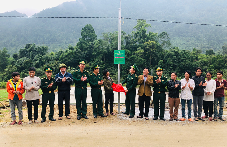 Đưa "Ánh sáng vùng biên" đến với đồng bào Rục