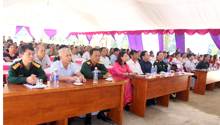 Đồng chí Chính ủy Bộ chỉ huy Quân sự tỉnh vui ngày hội đại đoàn kết cùng nhân dân xã Thanh Thạch