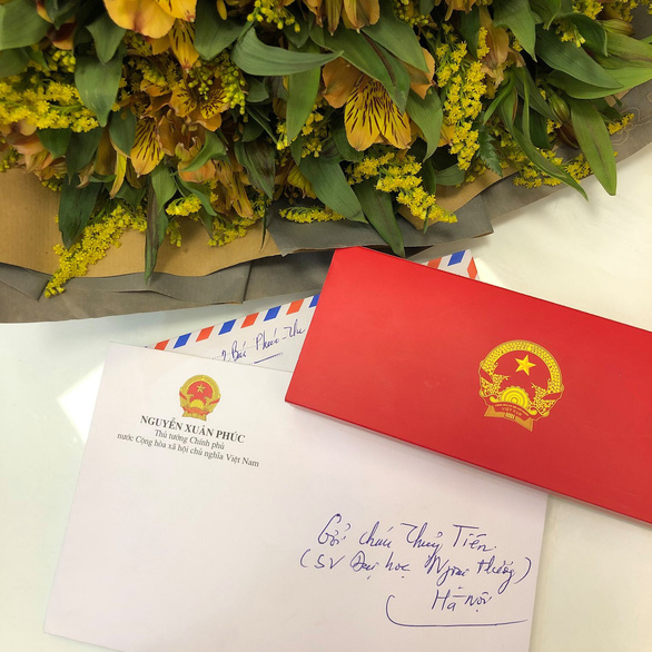 Thủ tướng gửi thư và hoa cho nữ sinh ung thư đi thi duyên dáng