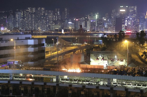 Hong Kong: Người biểu tình ném bom xăng, bắn tên vào cảnh sát