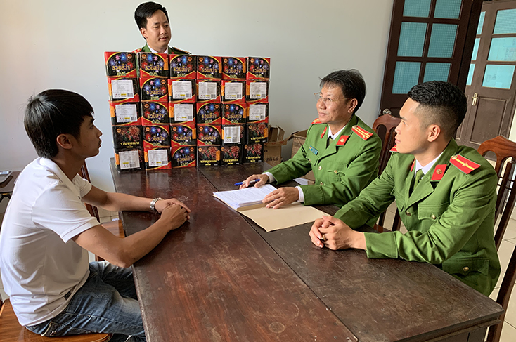 Liên tiếp bắt các vụ vận chuyển pháo trái phép và động vật hoang dã