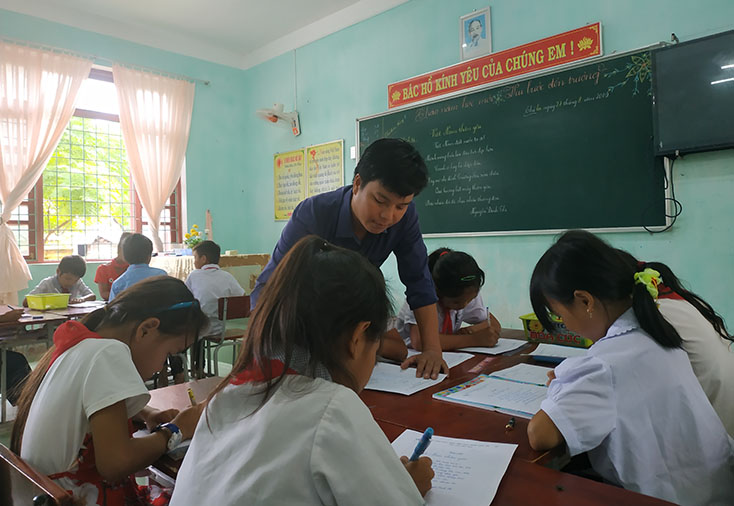 Người thầy giáo miệt mài "cõng chữ" lên non