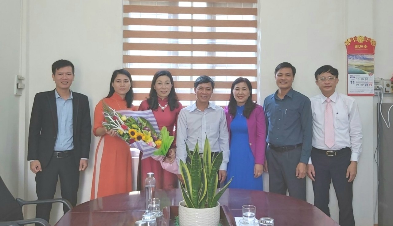 TP. Đồng Hới: Thăm, chúc mừng các đơn vị, trường học nhân Ngày Nhà giáo Việt Nam