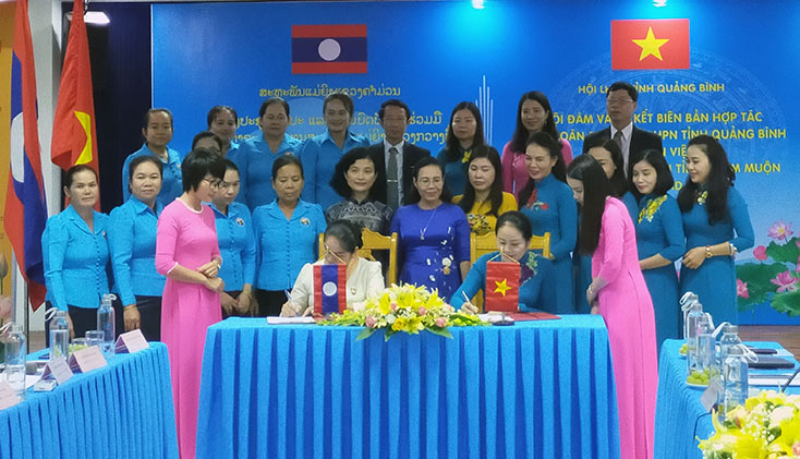 Hội LHPN tỉnh Quảng Bình ký kết biên bản ghi nhớ với Hội LHPN tỉnh Khăm Muộn