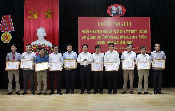 Nêu gương từ những việc đời thường