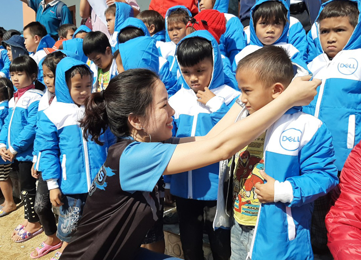 Chương trình thiện nguyện "Mùa đông cho em" trao hơn 400 suất quà cho học sinh vùng khó Tuyên Hóa