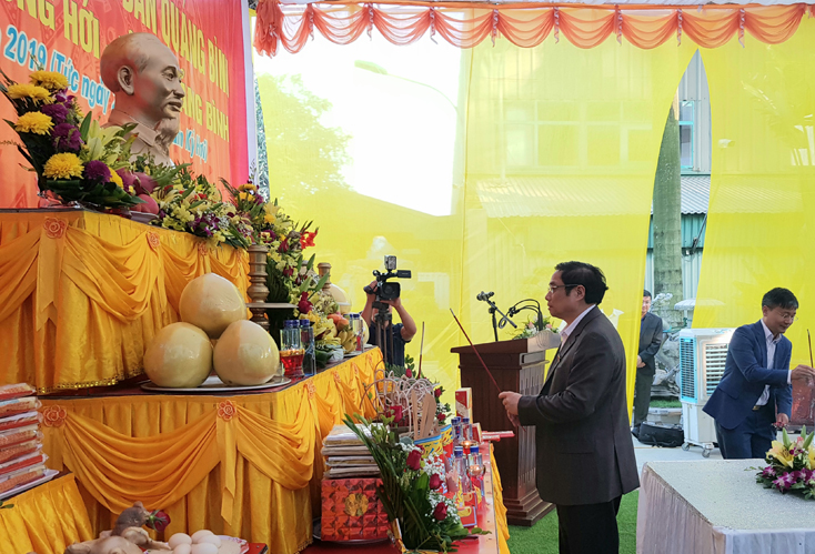 Lễ rót hợp kim đồng vào khuôn đúc Tượng đài Chủ tịch Hồ Chí Minh với nhân dân Quảng Bình