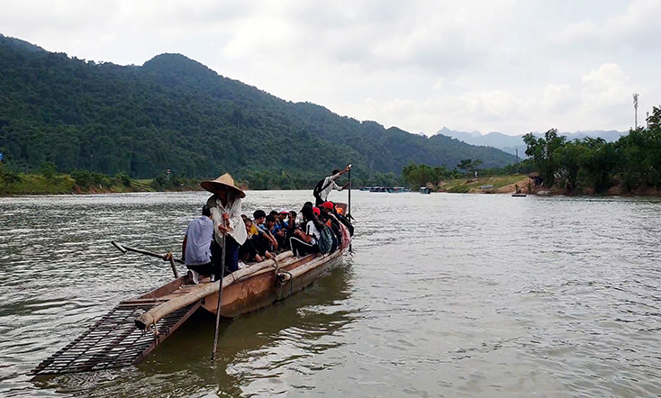Sơn Trạch: Học sinh "nín thở" qua sông đến trường