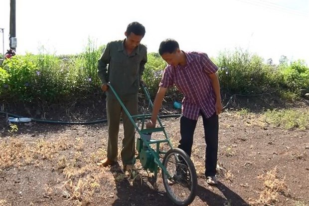 Sáng chế thành công máy gieo hạt, bón phân phục vụ sản xuất hiệu quả