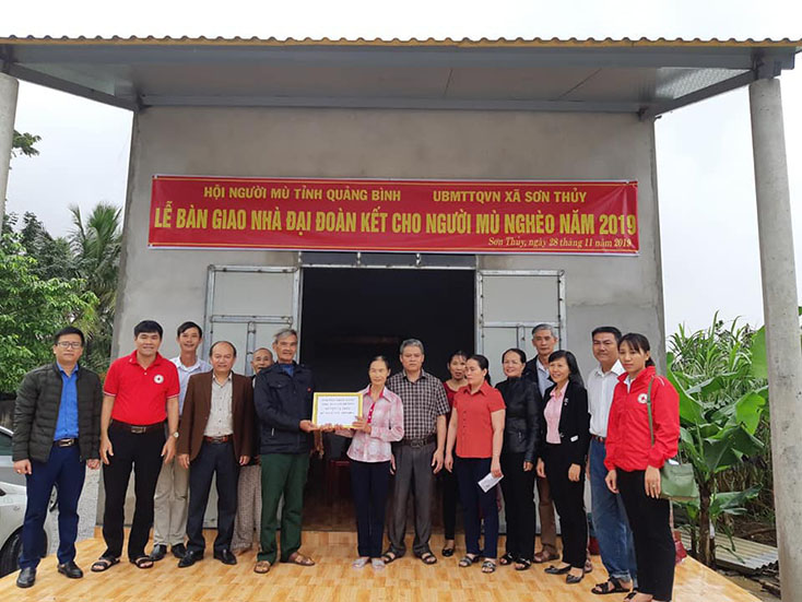 Trao nhà đại đoàn kết cho người khiếm thị