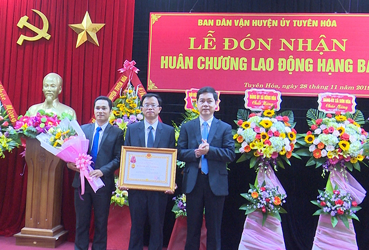 Ban Dân vận Huyện ủy Tuyên Hóa đón nhận Huân chương Lao động hạng Ba