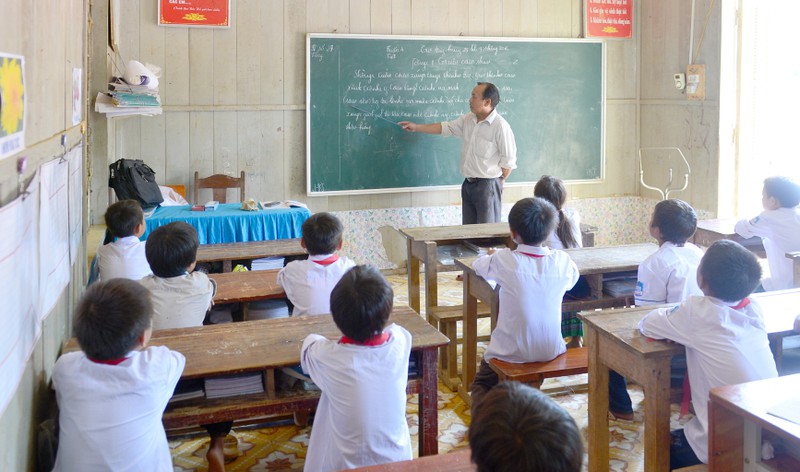 Giáo viên "đánh vật" với các cuộc thi