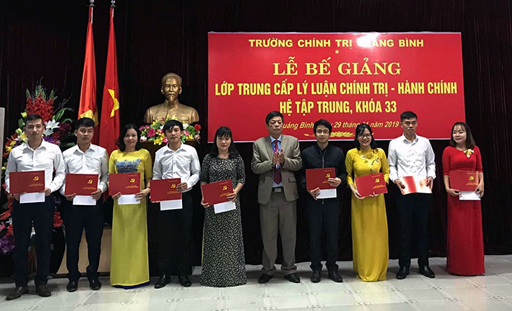 Bế giảng lớp trung cấp lý luận Chính trị-Hành chính, hệ tập trung, khoá 33