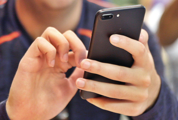 Xem smartphone quá nhiều: coi chừng bị bệnh mắt chéo!