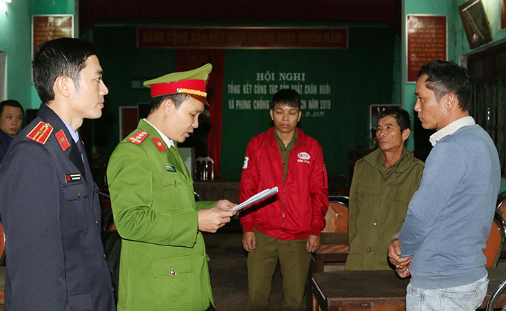 Bắt giữ 2 đối tượng tàng trữ trái phép gần 1 tấn pháo