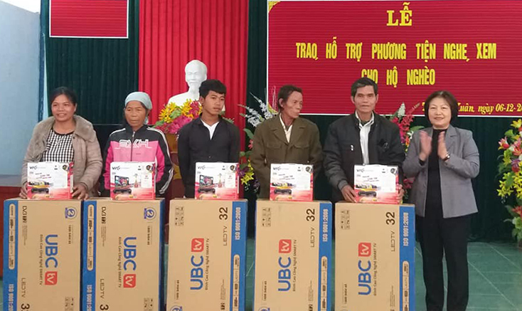 Tặng thiết bị nghe nhìn cho bà con Vân Kiều xã Trường Xuân