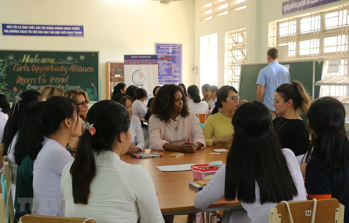 Long An: Cựu đệ nhất phu nhân Michelle Obama thăm THPT Cần Giuộc