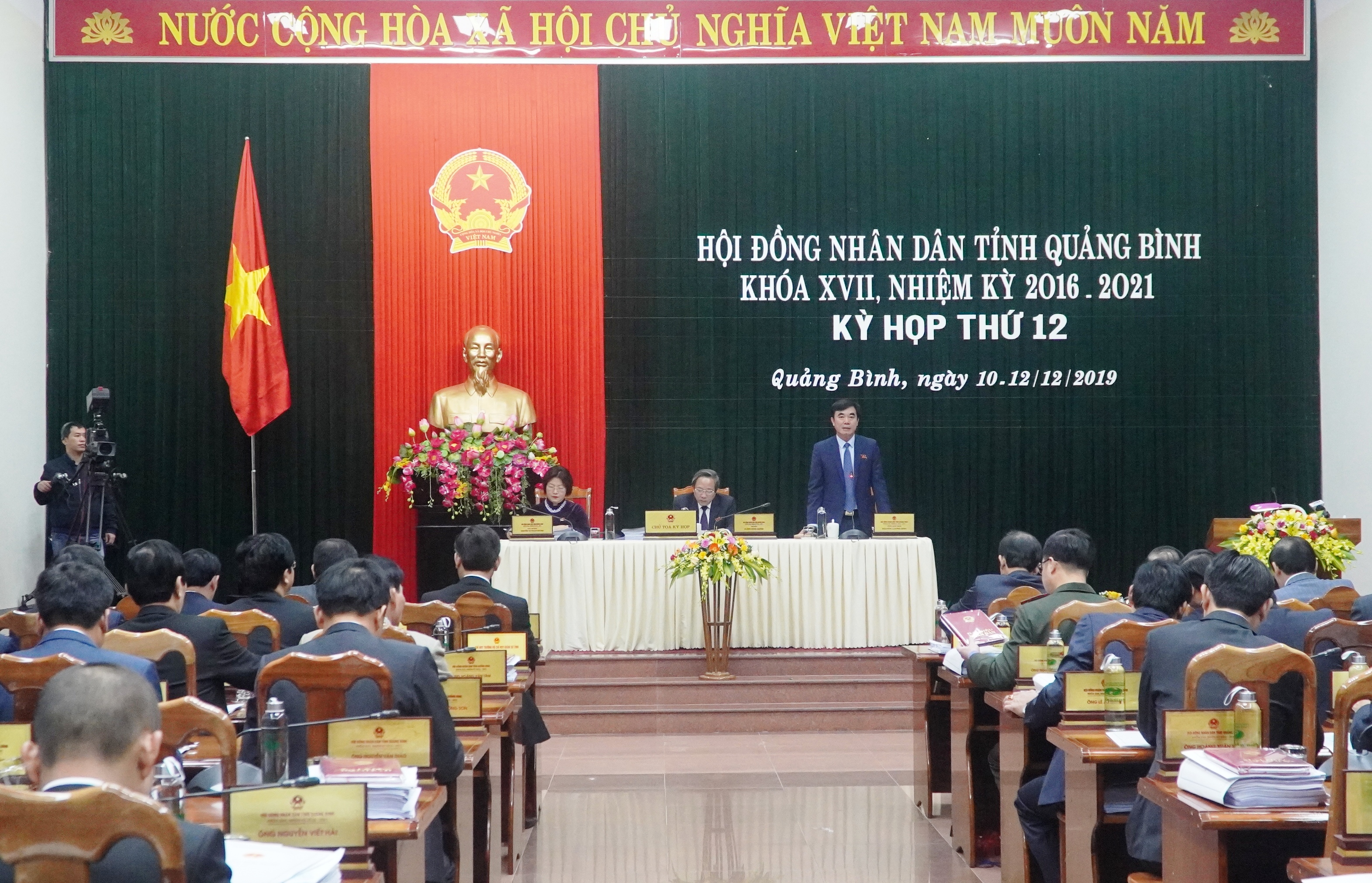 Nghe, thảo luận về các báo cáo và tờ trình