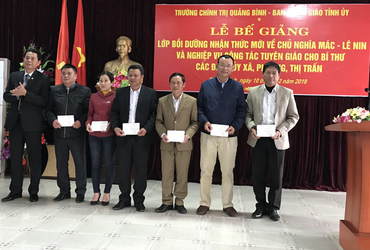 Bế giảng lớp bồi dưỡng nhận thức mới về chủ nghĩa Mác-Lênin và nghiệp vụ công tác tuyên giáo