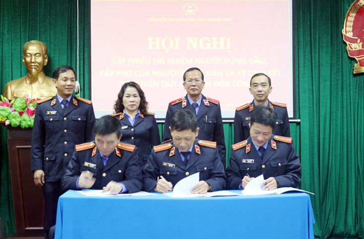 Lấy phiếu tín nhiệm người đứng đầu, cấp phó của người đứng đầu và ký cam kết thực hiện quy chế văn hóa công sở
