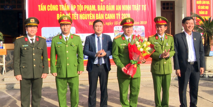 Bố Trạch: Trao thưởng thành tích đột xuất đối với lực lượng Công an huyện
