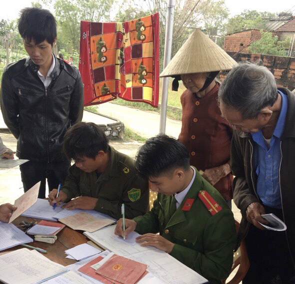 Tận tụy vì nhân dân phục vụ