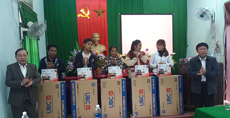 Trao thiết bị nghe nhìn cho 23 hộ đồng bào dân tộc Chứt ở huyện Minh Hóa