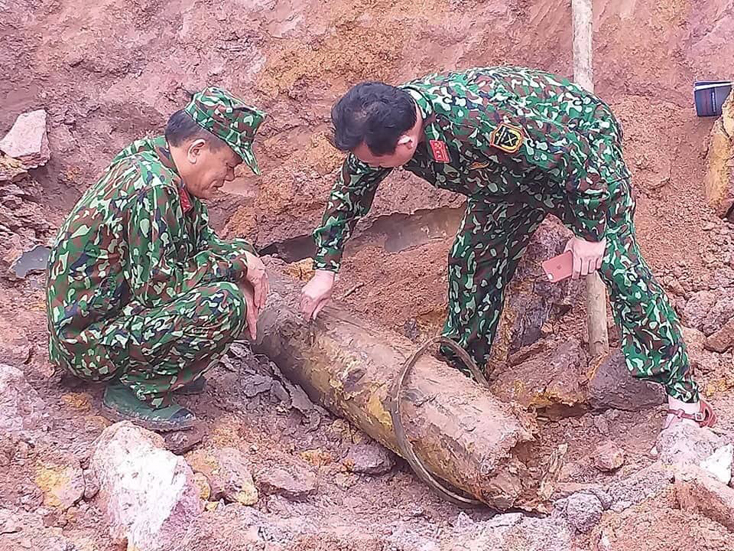 Phát hiện bom "khủng" khi đào đất trồng cây