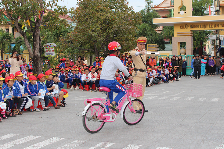 Gần 2.500 học sinh tiểu học tham gia ngoại khóa "Doreamon với An toàn giao thông"