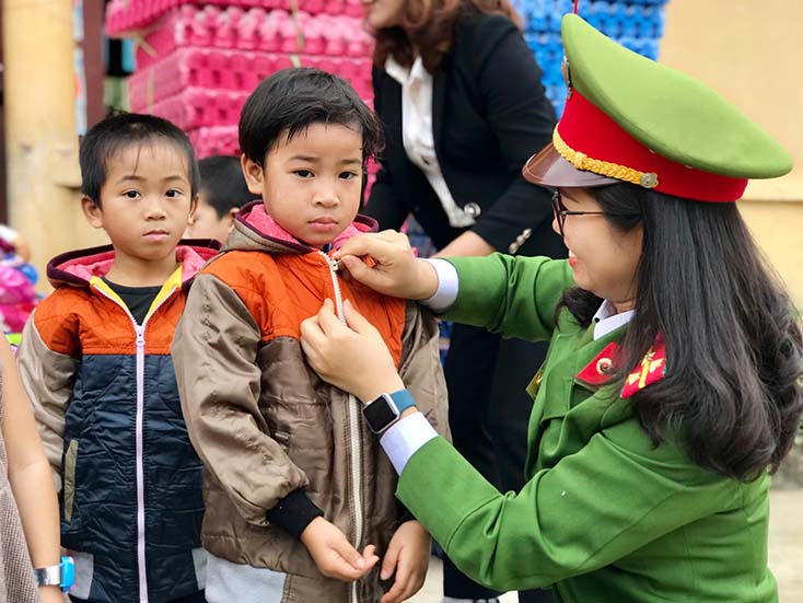 Trao tặng quà cho Trường mầm non thôn Tân Sơn, xã Quảng Sơn