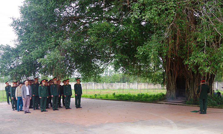 Bộ chỉ huy Quân sự tỉnh: Dâng hương Khu di tích An Sinh và Nhà lưu niệm Đại tướng Võ Nguyên Giáp