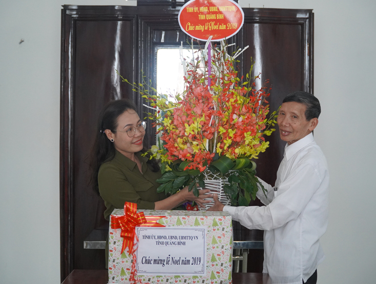 Đồng chí Chủ tịch Ủy ban MTTQVN tỉnh thăm, chúc mừng các giáo xứ nhân dịp lễ Giáng sinh