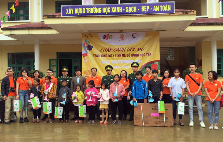 Tặng máy tính và đồ dùng học tập cho các trường học tại huyện Minh Hóa