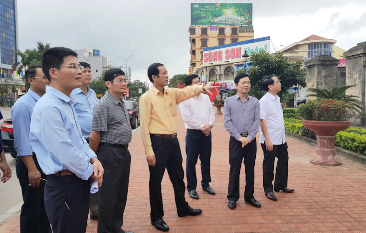 Đồng chí Chủ tịch UBND tỉnh kiểm tra công tác chỉnh trang đô thị TP. Đồng Hới