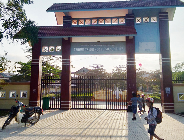 Nhân viên trường học sử dụng bằng giả (?!)