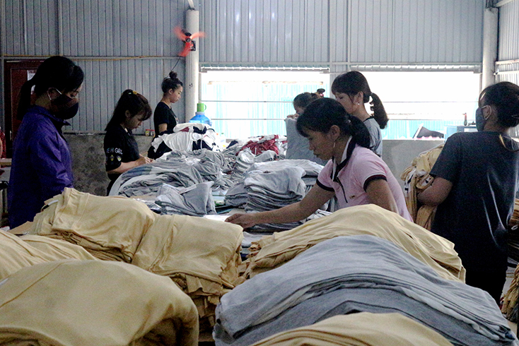 Đẩy mạnh phát triển công nghiệp, tiểu thủ công nghiệp